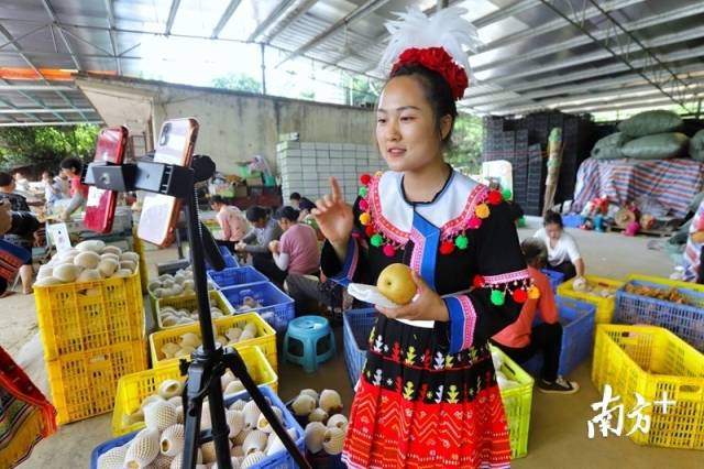 身著當?shù)靥厣褡宸椀木W(wǎng)紅正在進行帶貨直播。梁素雅 攝