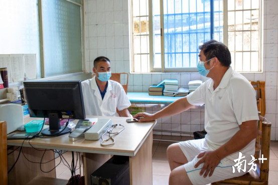 山塘醫(yī)院醫(yī)生張建忠為老李進行復診。