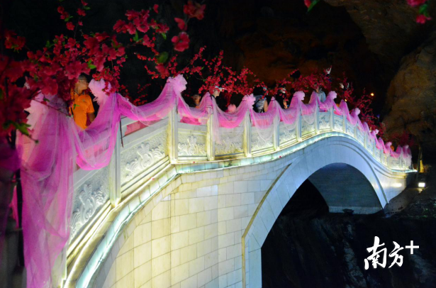 連州地下河鵲橋成為了“七夕網(wǎng)紅橋”。