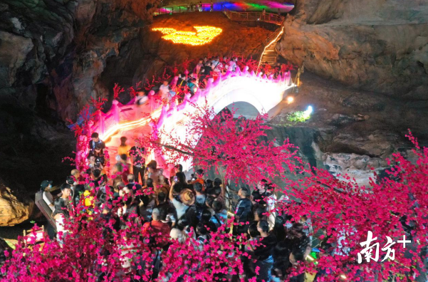 眾多游客到連州地下河的鵲橋體驗游玩。