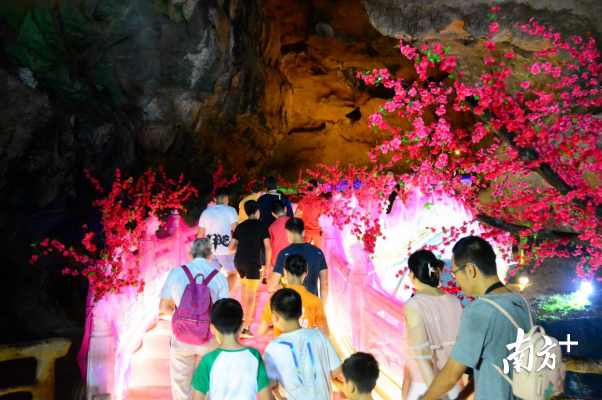 鵲橋布置好3天時間，已有1萬多名游客來游玩體驗。