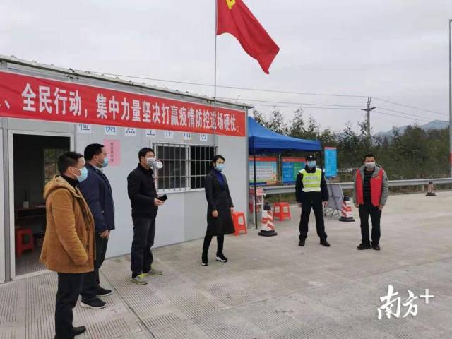 譚麗在西岸指導(dǎo)疫情防控宣傳工作。
