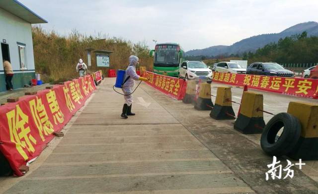 對(duì)省交界鳳頭嶺檢測(cè)點(diǎn)進(jìn)行消毒。