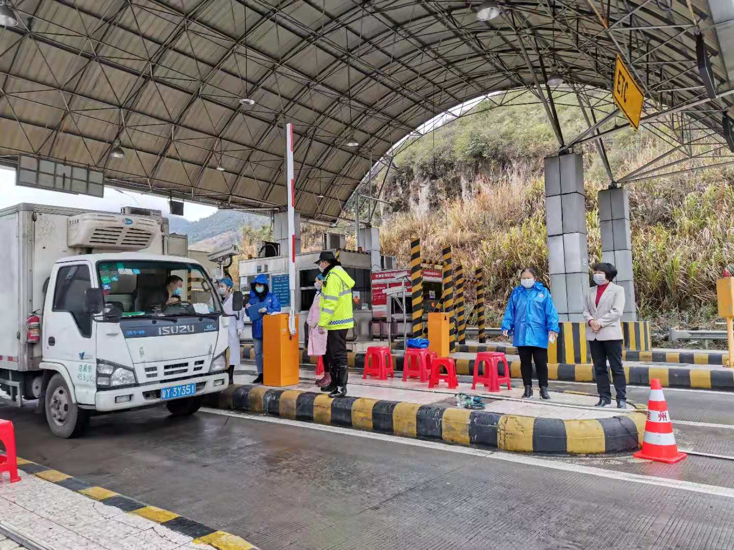 水足塘檢查站：值守人員對(duì)過(guò)往車輛、人員進(jìn)行排查