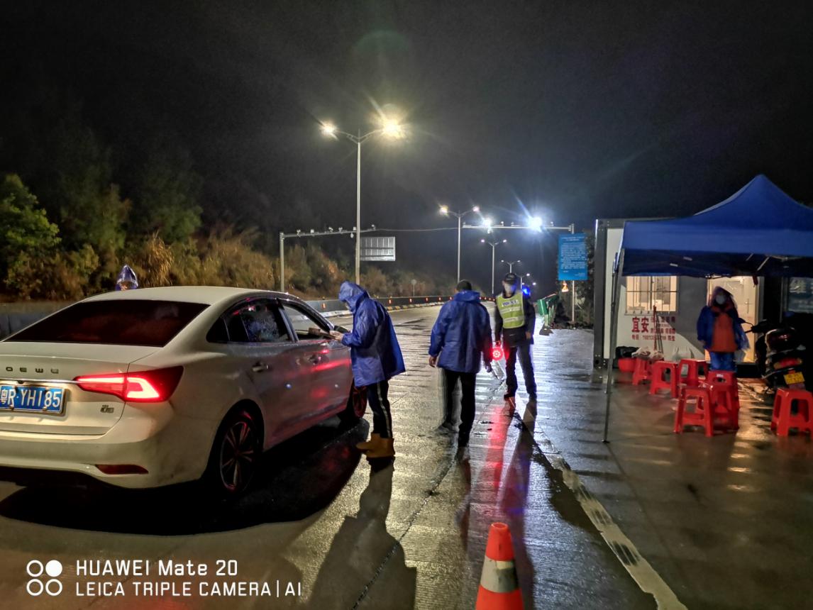 值守人員對(duì)過(guò)往車輛、人員進(jìn)行排查