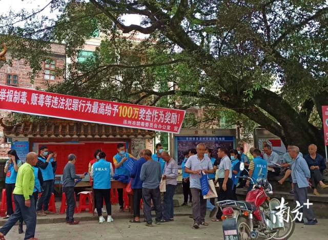 豐陽鎮(zhèn)人大代表在夏湟村的榕樹下舉行“微講堂”，用當?shù)胤窖韵蛉罕娭v述毒品危害。通訊員供圖