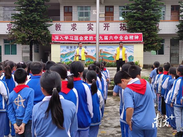 九陂鎮(zhèn)各中小學(xué)校開展未成年人防溺水安全教育宣傳。