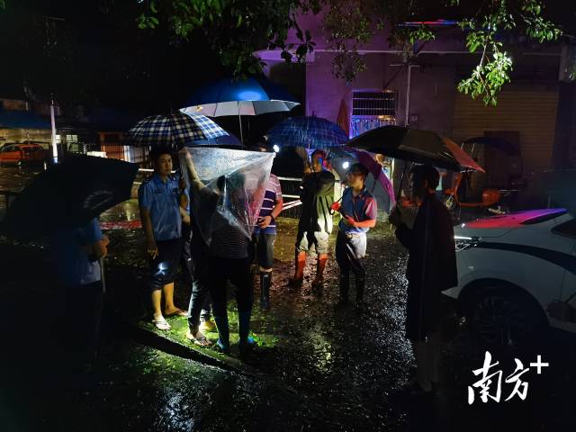22日凌晨5時(shí)，轉(zhuǎn)移受困群眾。