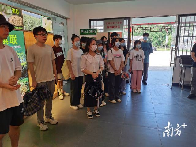 大學生們實地參觀了解家鄉(xiāng)經(jīng)濟發(fā)展。