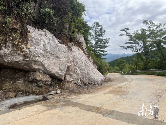 山石被清理后，道路此處的視野變得很是開闊。