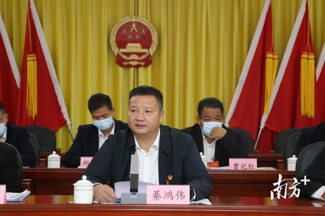 連州市委常委、副市長、九陂鎮(zhèn)黨委書記綦鴻偉作講話。