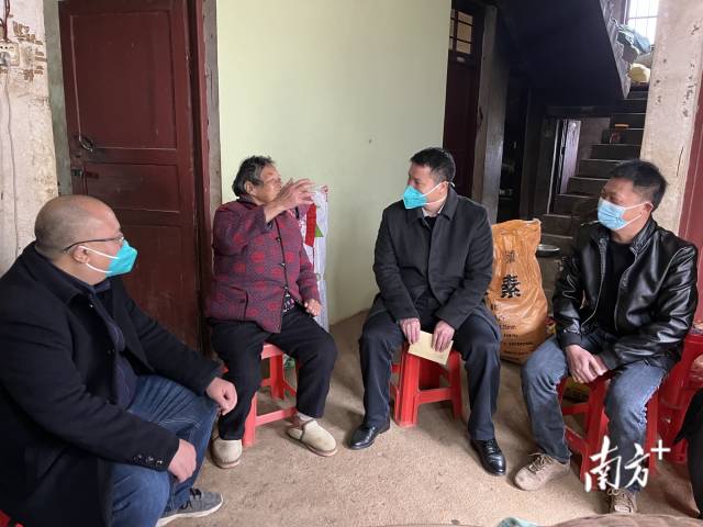 慰問老黨員。