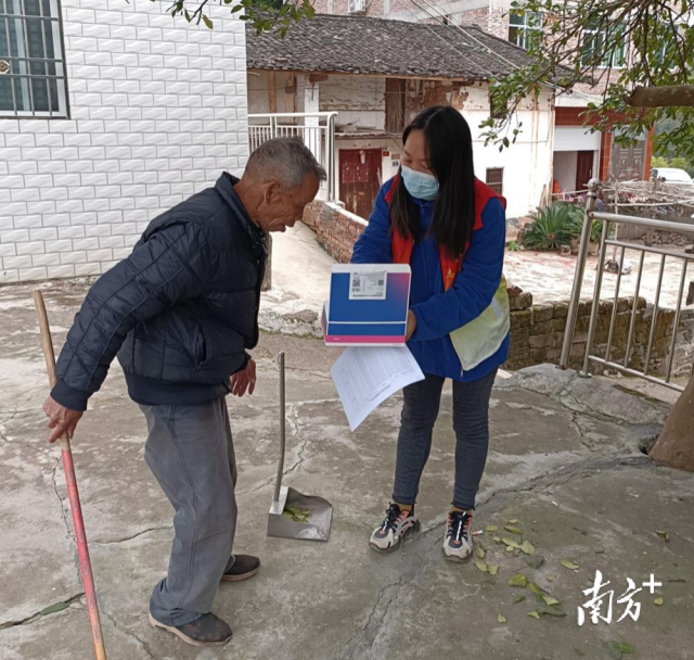 送上防疫健康包。