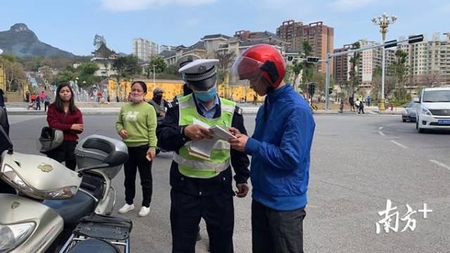 1日，連州交警上路展開專項整治。