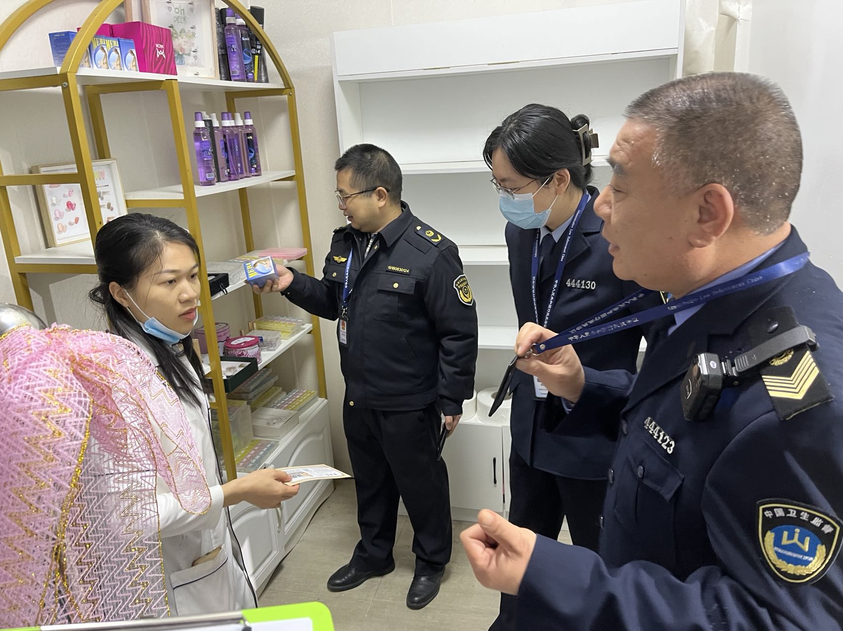 連州市衛(wèi)生健康局聯(lián)合市公安、市場監(jiān)督管理等部門開展打擊非法醫(yī)療美容專項檢查.jpg