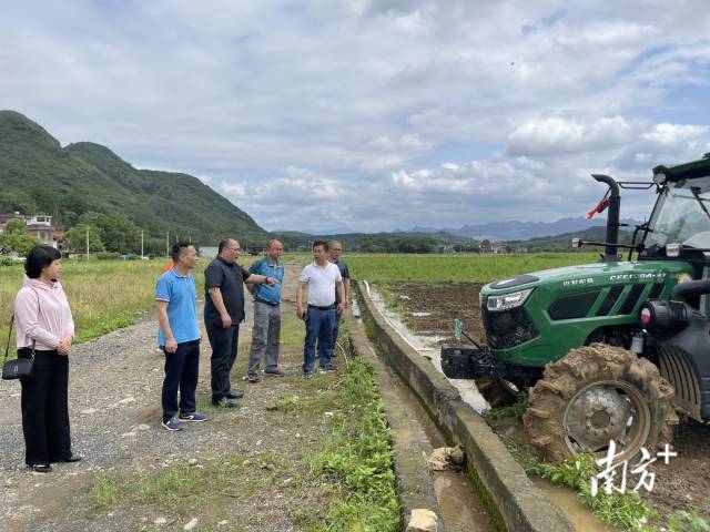 到田間查看耕地機工作情況。