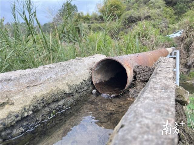 連接兩岸的跨河水渠。