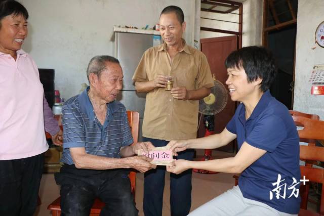 走訪慰問老黨員張臺。