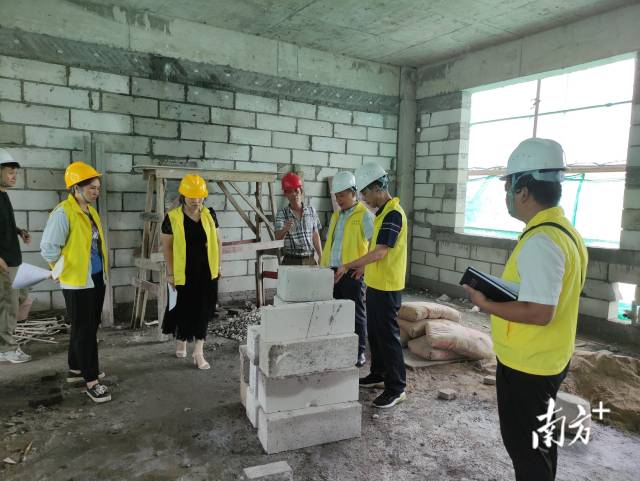 實(shí)地查看新建教學(xué)樓施工情況。