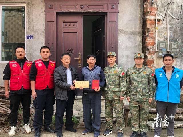 連州九陂鎮(zhèn)把現(xiàn)役軍人父母贍養(yǎng)政策送到新兵家中。