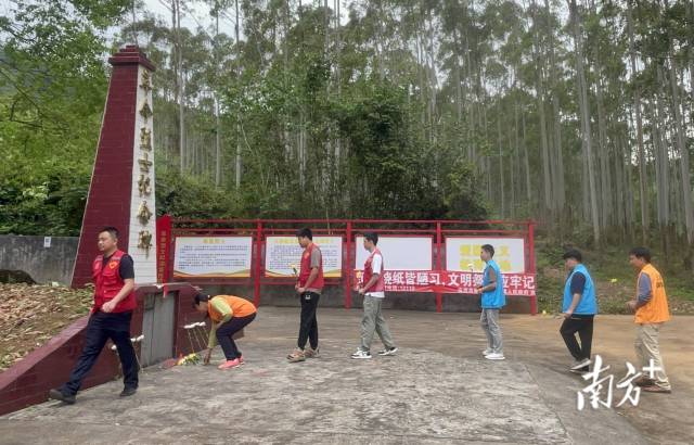 敬獻(xiàn)鮮花。