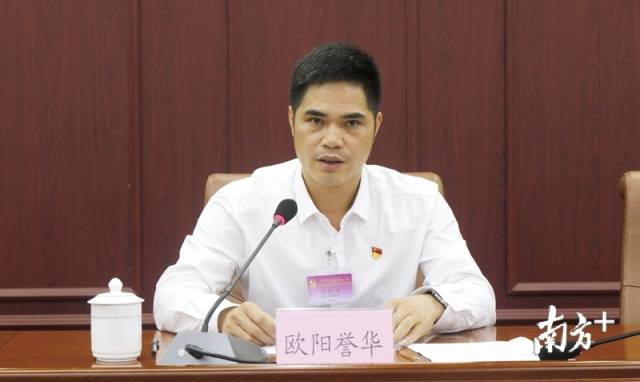 連州市委常委、市紀(jì)委書記、市監(jiān)委主任歐陽譽(yù)華代表市紀(jì)委常委會作工作報(bào)告。段燦 攝