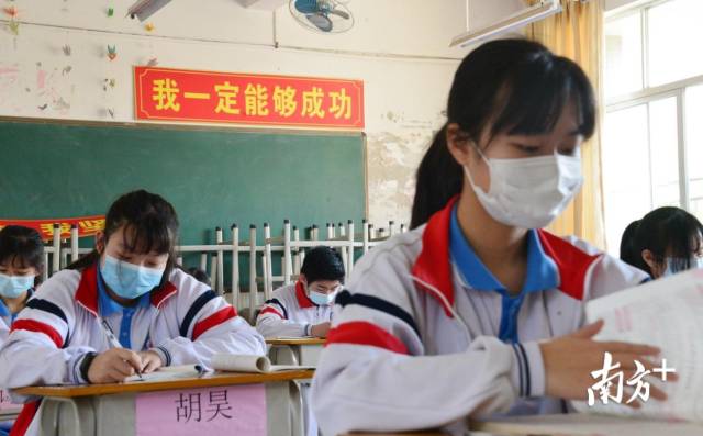 4月27日，連州第一批返校的初三、高三學生已經(jīng)返校。記者黃津 攝